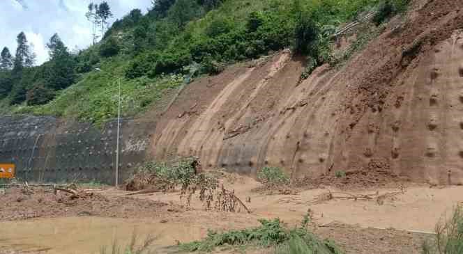 Bolu Dağı T&uuml;neli&rsquo;nde heyelanın izleri siliniyor
