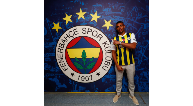 Fenerbah&ccedil;e, Fransız asıllı Ganalı milli stoper Alexander Djiku&rsquo;yu 3+1 yıllığına kadrosuna kattı.
