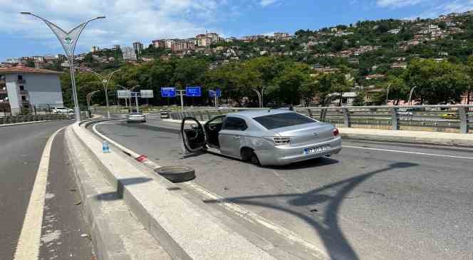 Lastiği &ccedil;ıkan otomobil beton bariyere &ccedil;arparak durabildi
