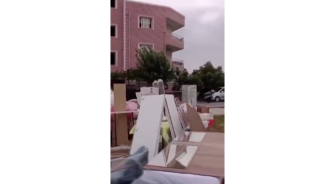 Ev sahibinin kiracısının eşyalarını boş tarlaya attırdığı iddiası
