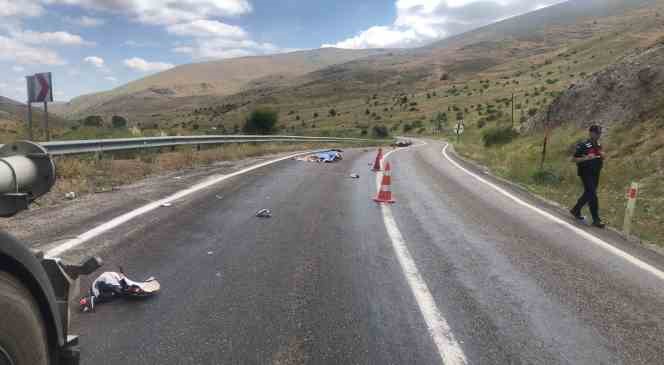 Tırla &ccedil;arpışan motosiklet s&uuml;r&uuml;c&uuml;s&uuml; &ouml;ld&uuml;
