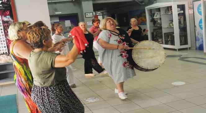 50 yaş &uuml;st&uuml; halk oyunları ekipleri gen&ccedil;lere taş &ccedil;ıkartıyor
