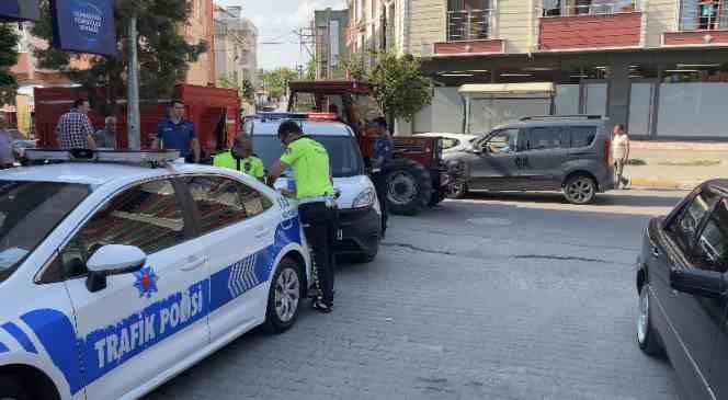 Yolun karşısına ge&ccedil;meye &ccedil;alışan &ccedil;ocuğa otomobil &ccedil;arptı
