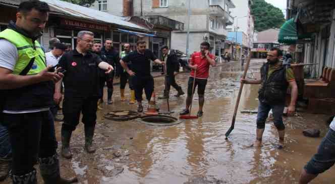 Giresun Valisi &Uuml;nl&uuml;: "Piraziz&rsquo;de selde 39 vatandaş mahsur kaldıkları yerlerden kurtarıldı"
