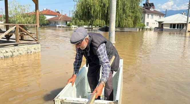 Köy sular altında kaldı, buzdolabını kayık yaptı