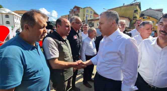 Bakan Yerlikaya, &Ccedil;aycuma&rsquo;da sel felaketini inceledi
