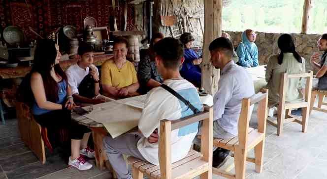 &Ccedil;erkezce de oda anlamına gelen &ldquo;Haceş&rdquo; adının verildiği m&uuml;ze evi, ayda 2 bin kişiyi ağırlıyor
