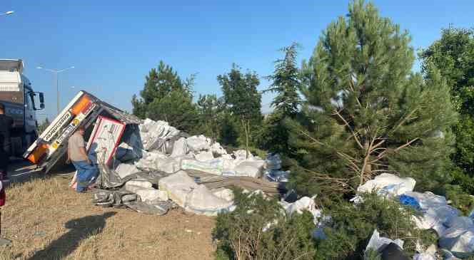 Uşak&rsquo;ta iplik y&uuml;kl&uuml; tır devrildi: 1 yaralı

