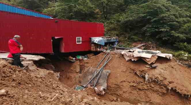 Giresun&rsquo;da yağış nedeniyle meydana gelen g&ouml;&ccedil;&uuml;k altında kalan iş&ccedil;iden umut kesiliyor
