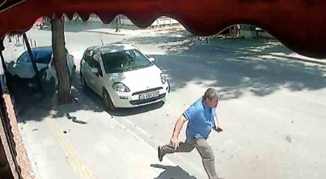 &Ccedil;arpışan otomobillerden saniyelerle kurtuldu
