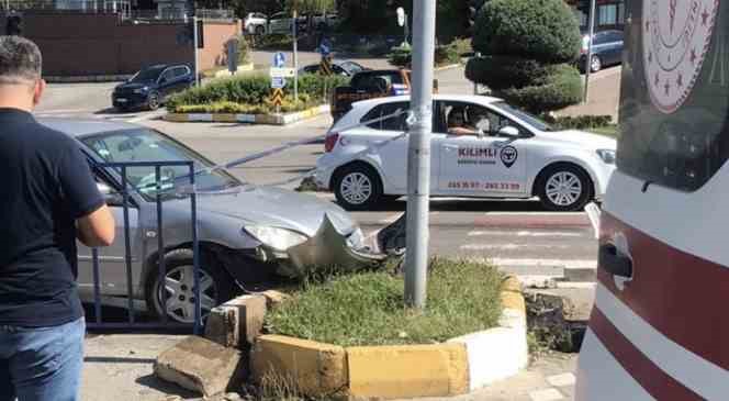 Freni patlayan otomobil ref&uuml;je &ccedil;arptı
