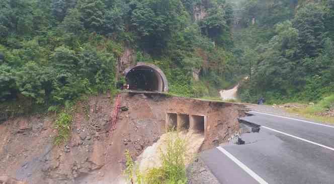 Karadeniz-Akdeniz Yolu’ndaki heyelan kamerada
