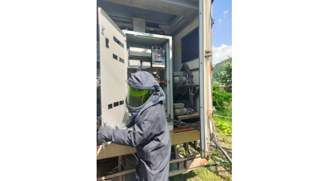 Batı Karadeniz&rsquo;de yaşanan sel nedeniyle g&uuml;venli elektrik m&uuml;cadelesi s&uuml;r&uuml;yor
