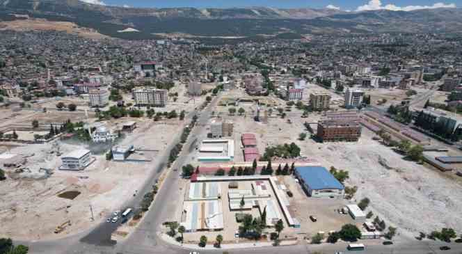 Kahramanmaraş’ta ağır hasarlı binaların yıkımı sürüyor