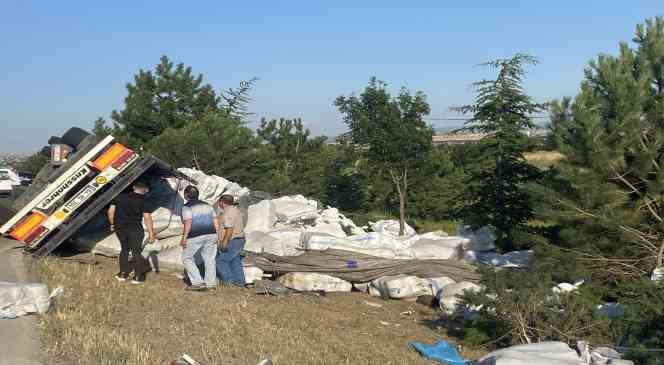 Uşak’ta iplik yüklü tır devrildi: 1 yaralı