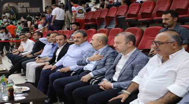 Milli takıma se&ccedil;ilen sporcular, madalyalarını Vali Demirtaş&rsquo;ın elinden aldı
