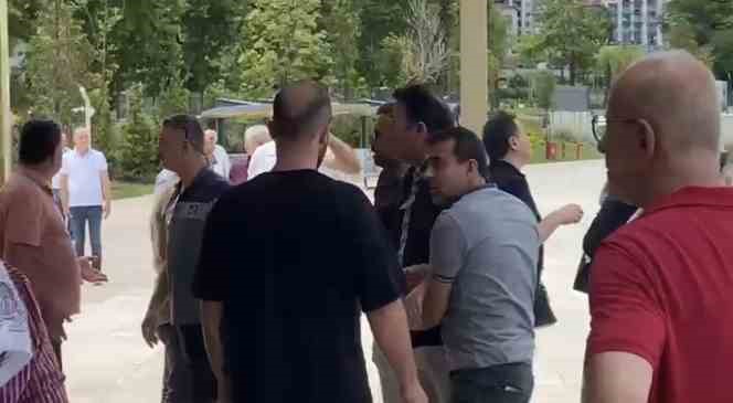 Cenaze namazı &ouml;ncesi cami avlusunda tekme tokat kavga ettiler
