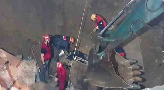 Yağış nedeniyle meydana gelen g&ouml;&ccedil;&uuml;k altında kalan iş&ccedil;i i&ccedil;in 12 saattir kurtarma &ccedil;alışması s&uuml;r&uuml;yor
