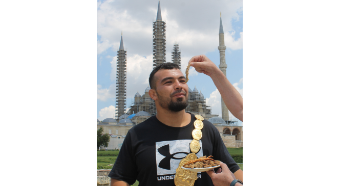 Başpehlivan Zeybek: &ldquo;Kemeri alacağım ve bu caddede y&uuml;r&uuml;yeceğim demiştim&rdquo;
