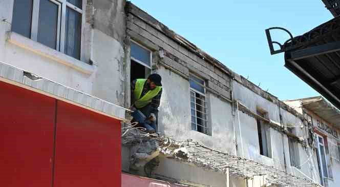 Tarihi &Uuml;z&uuml;m Pazarı&rsquo;nda 53 d&uuml;kkan tamamlandı, 37&rsquo;sinin restorasyonu devam ediyor
