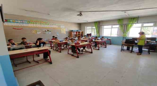 Sarıgöl’de destekleyici yaz kursları açıldı