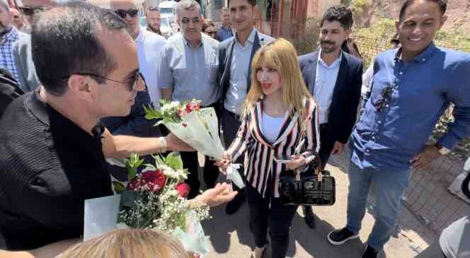 Hakkari’ye gelen Irak kafilesi güllerle karşılandı