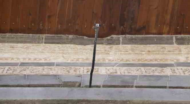 Ulu Cami&rsquo;deki yılan fig&uuml;r&uuml; 4 farklı hikayesiyle turistlerin dikkatini &ccedil;ekiyor
