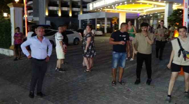 Tur midibüsü yaya geçidindeki turistlerin arasına böyle daldı: 2 ölü