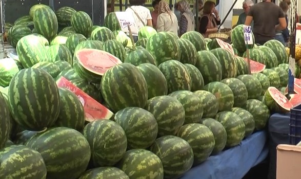 (&Ouml;ZEL) Tamamını alamayan yarım veya &ccedil;eyrek karpuzu tercih ediyor
