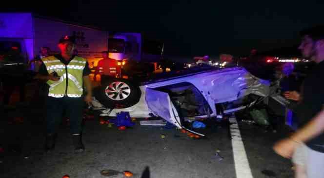 Freni patlayan domates y&uuml;kl&uuml; kamyon 3 araca &ccedil;arptı: 1 &ouml;l&uuml;, 5 yaralı 