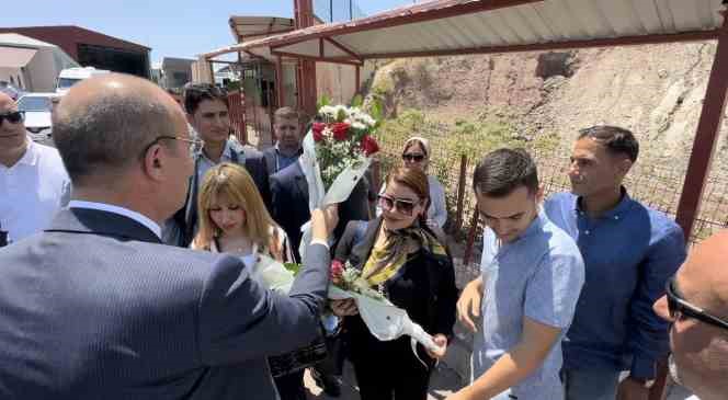 Hakkari&rsquo;ye gelen Irak kafilesi g&uuml;llerle karşılandı

