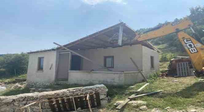 K&ouml;rfez&rsquo;de 3 ka&ccedil;ak yapı yıkıldı
