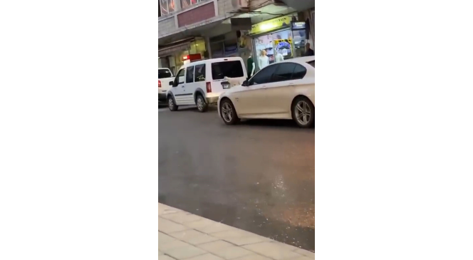 Kedi otomobilin kaportasında şehir turu attı