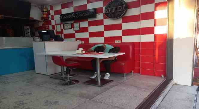 Yemek yerken sızdı, ekipleri harekete ge&ccedil;irdi
