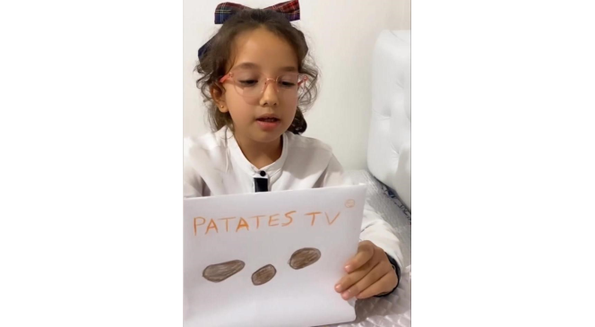 Mardinli k&uuml;&ccedil;&uuml;k kız &rsquo;Patates TV&rsquo;de sunduğu haberde harabeye d&ouml;nen hamama dikkat &ccedil;ekti
