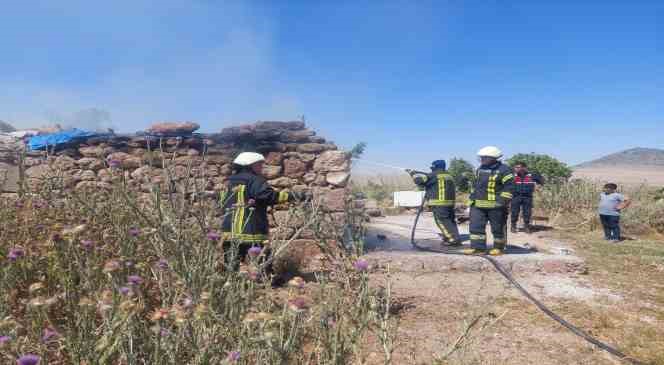 Karaman&rsquo;da &ccedil;ıkan yangında bağ evi kullanılamaz hale geldi
