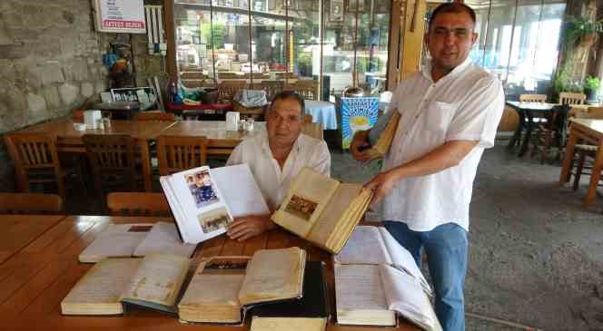 63 yıldır Assos&rsquo;u gezen turistlerin hatıralarını 35 defterde biriktirdi
