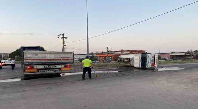 Gönen’de mazot yüklü tanker ile tır çarpıştı, sürücüler yaralandı