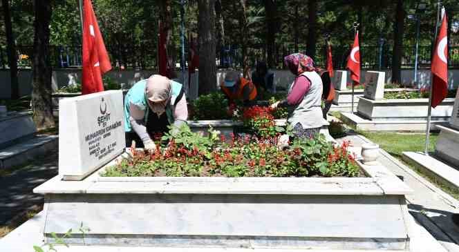 Isparta Belediyesi şehit kabirlerini &ccedil;i&ccedil;eklerle donattı
