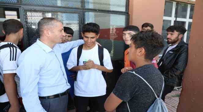 Ağrı Milli Eğitim M&uuml;d&uuml;r&uuml; K&ouml;krek, liselerdeki yetenek sınavlarını inceledi
