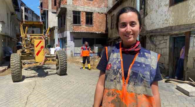 Beycuma&rsquo;da AFAD g&ouml;n&uuml;ll&uuml;lerinin yardımı ile selin izleri siliniyor
