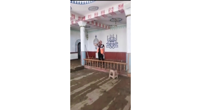 Selin vurduğu beldede vakit ezanını g&ouml;n&uuml;ll&uuml;ler okudu
