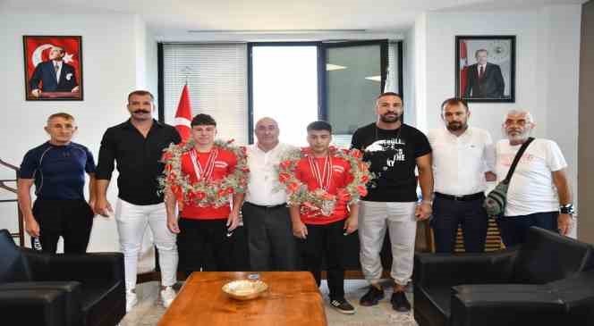 Altınovalı g&uuml;reş&ccedil;iler t&ouml;renle karşılandı
