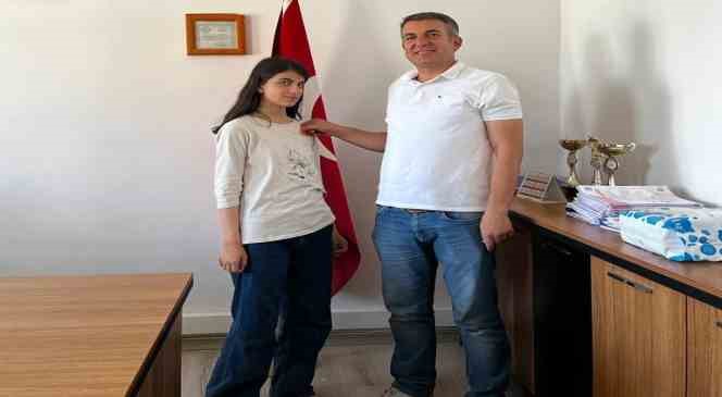 Okul m&uuml;d&uuml;r&uuml; şampiyon &ouml;ğrenciyi altınla &ouml;d&uuml;llendirdi
