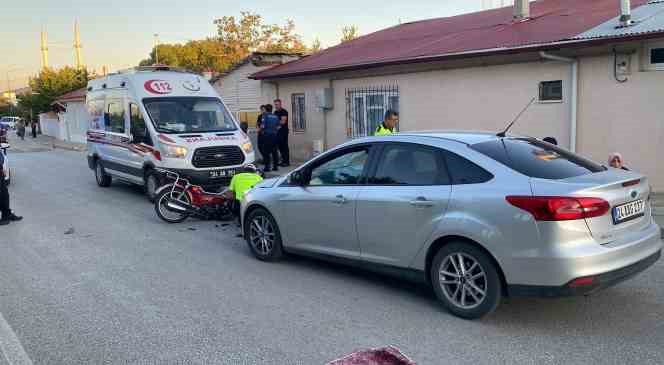 Otomobille &ccedil;arpışan motosiklet s&uuml;r&uuml;c&uuml;s&uuml; ağır yaralandı
