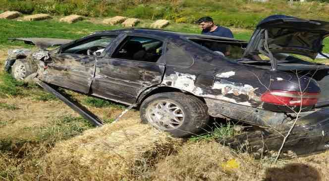 Menzil grubu liderinin cenazesinden d&ouml;nenleri taşıyan ara&ccedil; takla attı: 1 &ouml;l&uuml;, 4 yaralı
