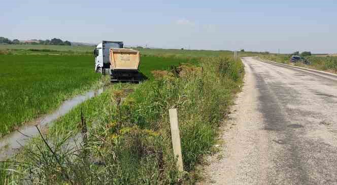 Tır çeltik tarlasına girdi, çamura saplandı