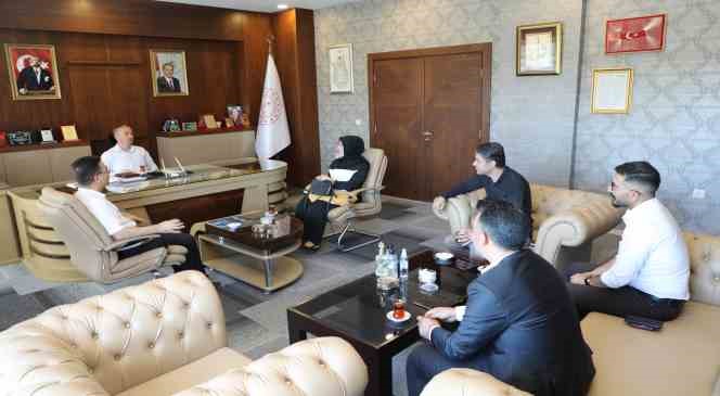 Ağrı’da okul yöneticileri çıkardıkları kitabı Milli Eğitim Müdürü Kökrek’e hediye etti