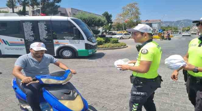 Marmaris’te polisler hem kask denetimi yaptılar hem şapka dağıttılar