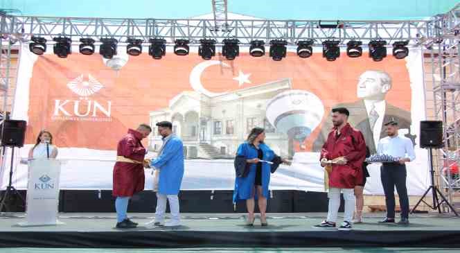 K&Uuml;N&rsquo;den gururlandıran mezuniyet
